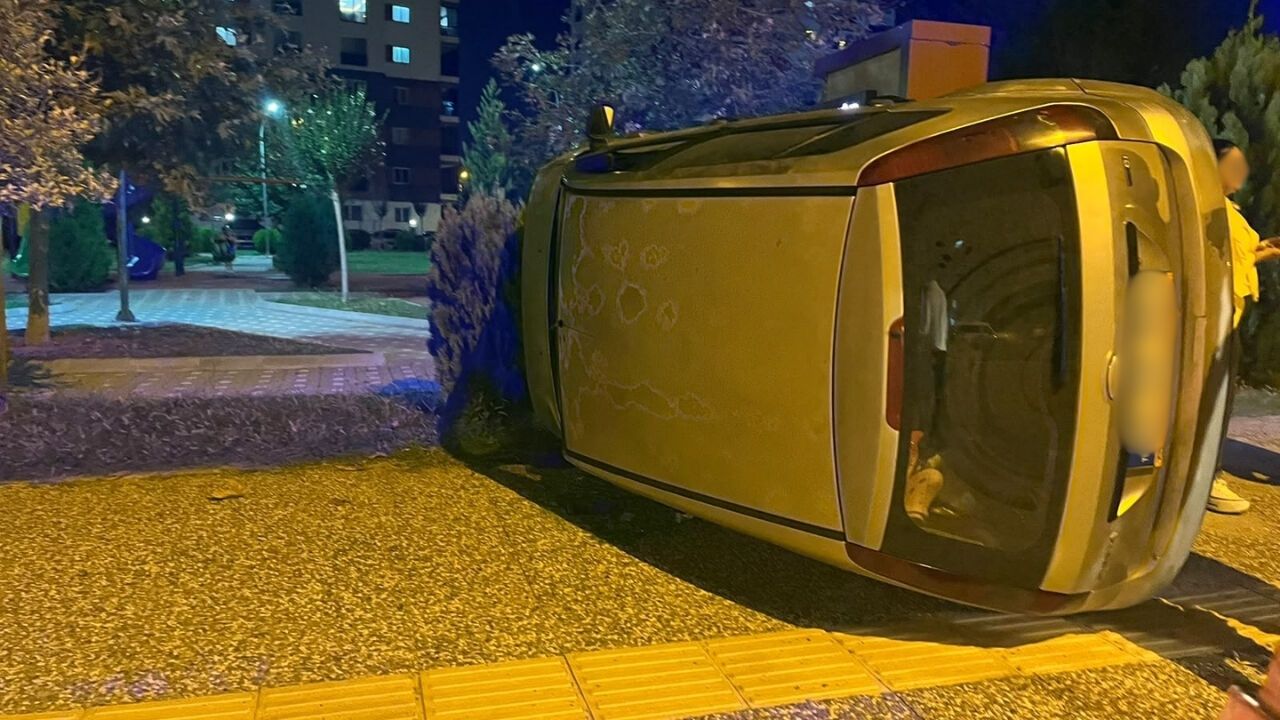 Kontrolden çıkan otomobil yoldan çıkarak yan yattı
