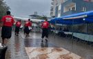 Osmaniye'de sırılsıklam davulcunun yağmur altındaki şovu kamerada...