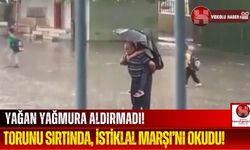 Torununu Sırtına Aldı, Yağmura Aldırış Etmeden İstiklal Marşı Okudu!