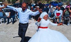 Bitmeyen aşk: 4 çocuklu 9 torunlu çift, 40 yıl sonra düğün yaptı