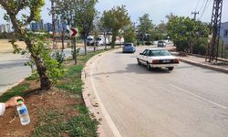 Adana'da Keskin Viraj Tehlikesi: Esnaf Kamera Taktırdı, Kazaların Boyutunu Gözler Önüne Serdi.