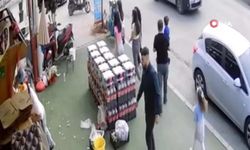 DEHŞET ANLARI KAMERADA! Ters Şeritten Gelen Forklift, Baba ve İki Çocuğuna Çarptı!