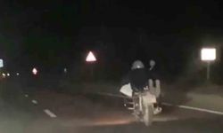 Hatay'da Şok Görüntü! Motosikleti Yüzüstü Kullandı