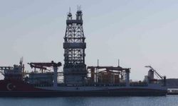 Türkiye’nin 5. sondaj gemisi West Draco, Taşucu Limanı’nda Türk bayraklı renklere boyandı