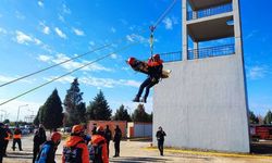 Adana’da nefes kesen deprem tatbikatı: Uçurumdaki araçtan kurtarma yapıldı