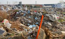 Adana’nın göbeği çöplüğe döndü: Vatandaş da belediye de döküyor