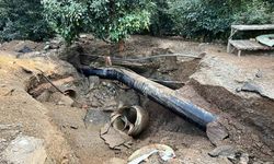 Alanya’da DSİ Sulama Borusu Patladı: Park Halindeki Otomobil Bahçeye Sürüklendi