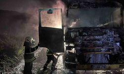 Hatay’da seyir halindeki tır alev aldı, araç küle döndü