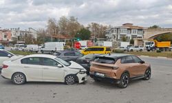 Antalya'da Otomobil Öyle Bir Çarptı Ki... Güvenlik Kamerası Kayıtlarını İzleyenler Gözlerine İnanamadı!