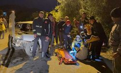 Antalya'da Tofaş Marka Otomobil Beton Bloğa Saplandı!