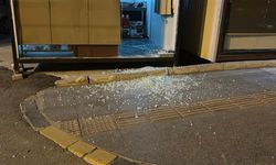 Hatay’da 6 araç ve 4 iş yerinin camlarını taşla kırdılar