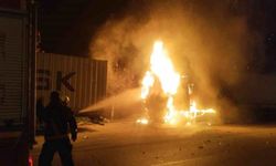 Hatay’da seyir halindeki tır alev aldı: Kullanılamaz hale geldi