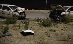 Hatay’da Kafa Kafaya Çarpışan Otomobiller Hurdaya Döndü: 2 Yaralı