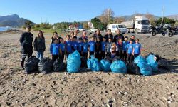 Mersin'de Öğrencilerden Anlamlı Davranış: Sahilde Temizlik Yaptılar
