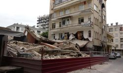 Mersin’de yıkım sırasında zarar gören binada tahliye krizi