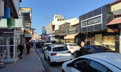 Osmaniye Çarşı Merkezinde Trafik Yoğunluğu: Araçlar Dakikalarca İlerleyemedi