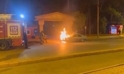 Hatay’da seyir halindeki otomobil yandı: Motor kısmı alev aldı