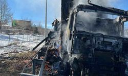 Adana Pozantı Otoyolu’nda narenciye yüklü tır yandı