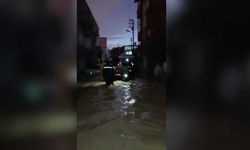 Adana’da su basan evlerde mahsur kalanlar kurtarıldı