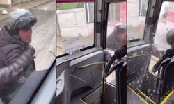 Adana’da yol verme kavgasında kaskıyla servis aracının camını kırdı