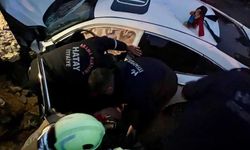 Defne’de trafik kazası: Otomobil şarampole devrildi, 2 yaralı