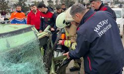 Hatay’da minibüsle çarpışan otomobil hurdaya döndü