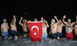 Antalya’da ritüel bozulmadı: Deniz tutkunları 2026’ya denizde girdi