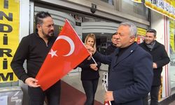 İYİ Parti Osmaniye teşkilatından bayrak hassasiyeti: Esnafa ve vatandaşa ay yıldızlı bayrak dağıtıldı