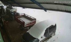 Hatay’da Kar Yüklü Çatı Araçların Üzerine Çöktü: Fabrika Bahçesinde Hasar