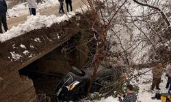 Kaygan yolda kaza otomobil dereye uçtu