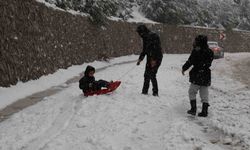 Adana’da İlk Kez Kar Yağışını Gören Çocuklar Yeni Yıla Beyaz Sevinçle Girdi