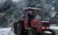 Osmaniye'nin Bahçe İlçesinde Kapanan Köy Yollarına Muhtar Eli Değdi: Traktörüyle Karla Mücadele Etti