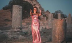 Osmaniye’nin Kültürel Mirası Kastabala, ROMİNA Gas’ın “Aşk Saf Duygudur” Klibiyle Dünya Sahnesinde