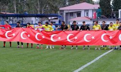 Osmaniyespor’dan anlamlı duruş: Sahaya ay yıldızlı bayrakla çıktılar