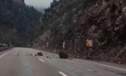 Saimbeyli’de yola yine kaya düştü