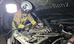 Samandağ’da park halindeki otomobilde yangın paniği