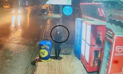 Yüzünü eliyle kapatıp büfeden alkol çaldı, güvenlik kamerasına yakalandı