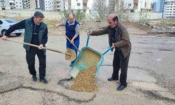 Adana’da belediyenin kapatmadığı çukurları mahalleli kendi imkanıyla doldurdu
