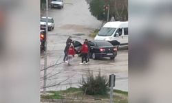 Adana’da bir kadının karıştığı sopalı kavga görüntülendi