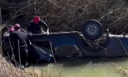 Adana’da dereye devrilen kamyonetin sürücüsü hayatını kaybetti