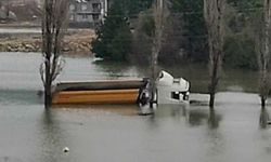 Adana’da köyü sel bastı Yollar kapandı, kamyon suya gömüldü