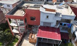 Ağır hasarlı bina yıkılmadı, 10 kişilik aile korku içinde