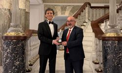 Dünyanın Konuştuğu Türk Yazar: International Peace Prize’dan Sonra Egeyön Barış Ödülü De Onun!