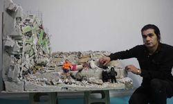Enkaz altındaki kızının elini bir an olsun bırakmayan babanın yaşadıklarını minyatüre dönüştürdü