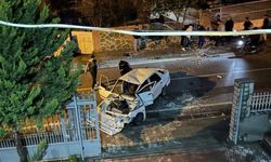 Erzin’de bahçe duvarına çarpan otomobil hurdaya döndü