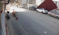 Hatay’da Fırtına Sac Çatıyı Uçurdu, 2 Araç Hasar Gördü