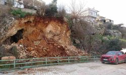 Heyelanla birlikte evlerin altındaki mağara ortaya çıktı