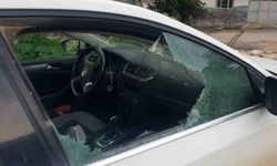 Kaldırım taşıyla camını kırdıkları otomobilden depremzede vatandaşın 100 bin TL’sini çaldılar