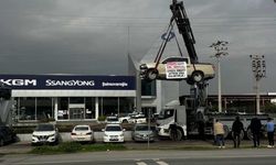 Kamyonetini vinçle asıp bayi önünde eylem yaptı