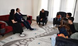 Kaymakam Erdinç Dolu ve Eşi, Depremzede Aileleri Yeni Evlerinde Ziyaret Ediyor